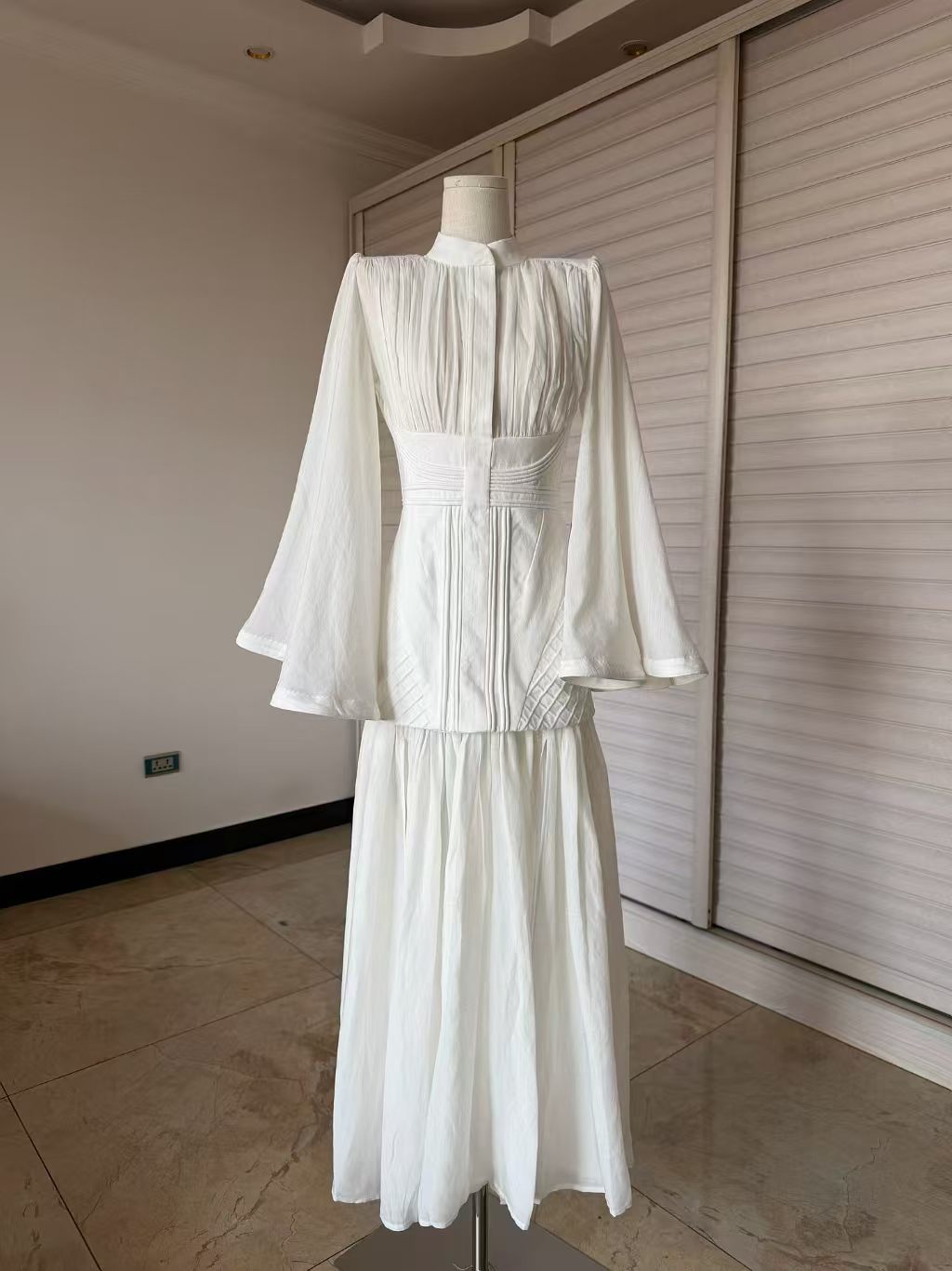 Kleider der Resort-Kollektion eines australischen Designers