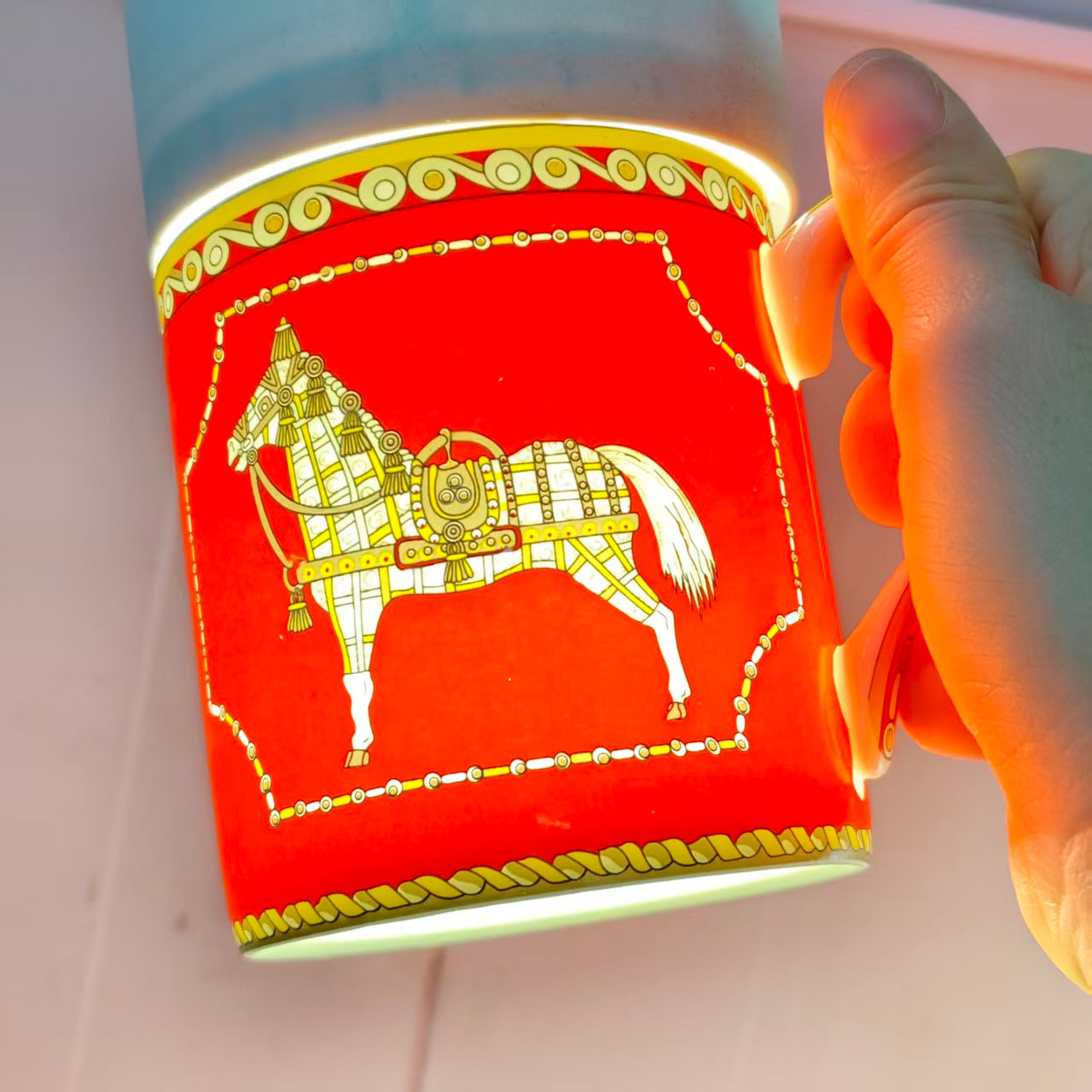 Tazza con design "Cavallo dal fondo rosso" (include confezione regalo in pelle)