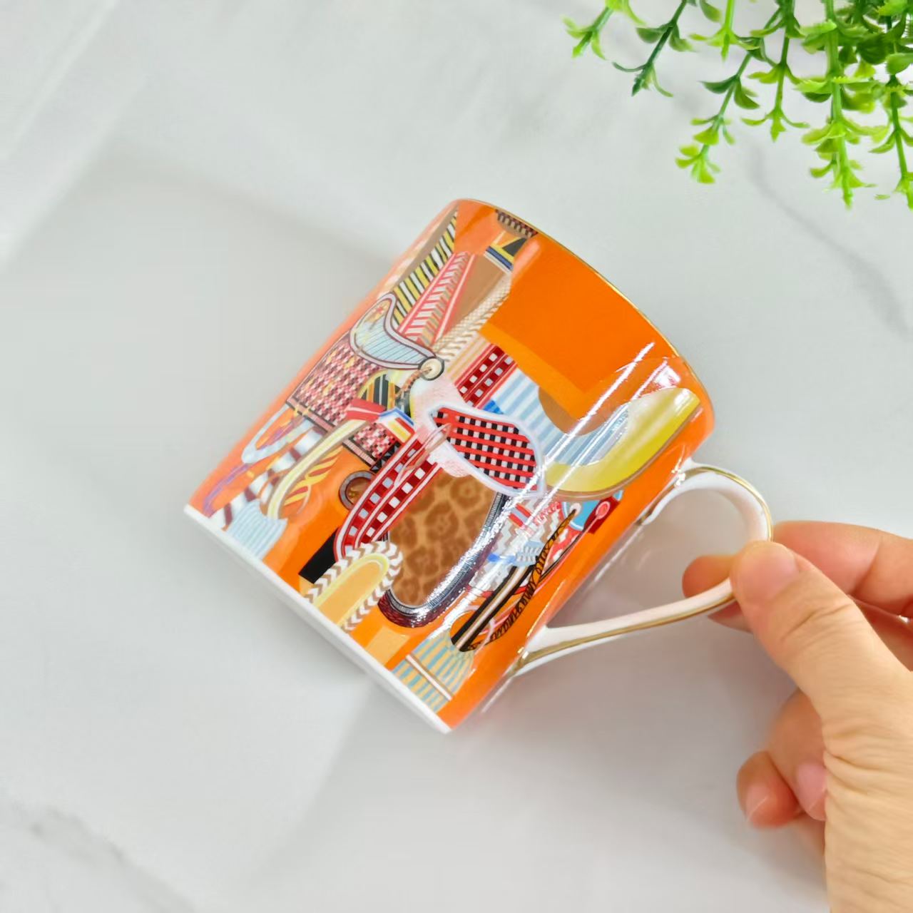 Tasse – Becher mit Orange-Sattelmotiv und Lederbox