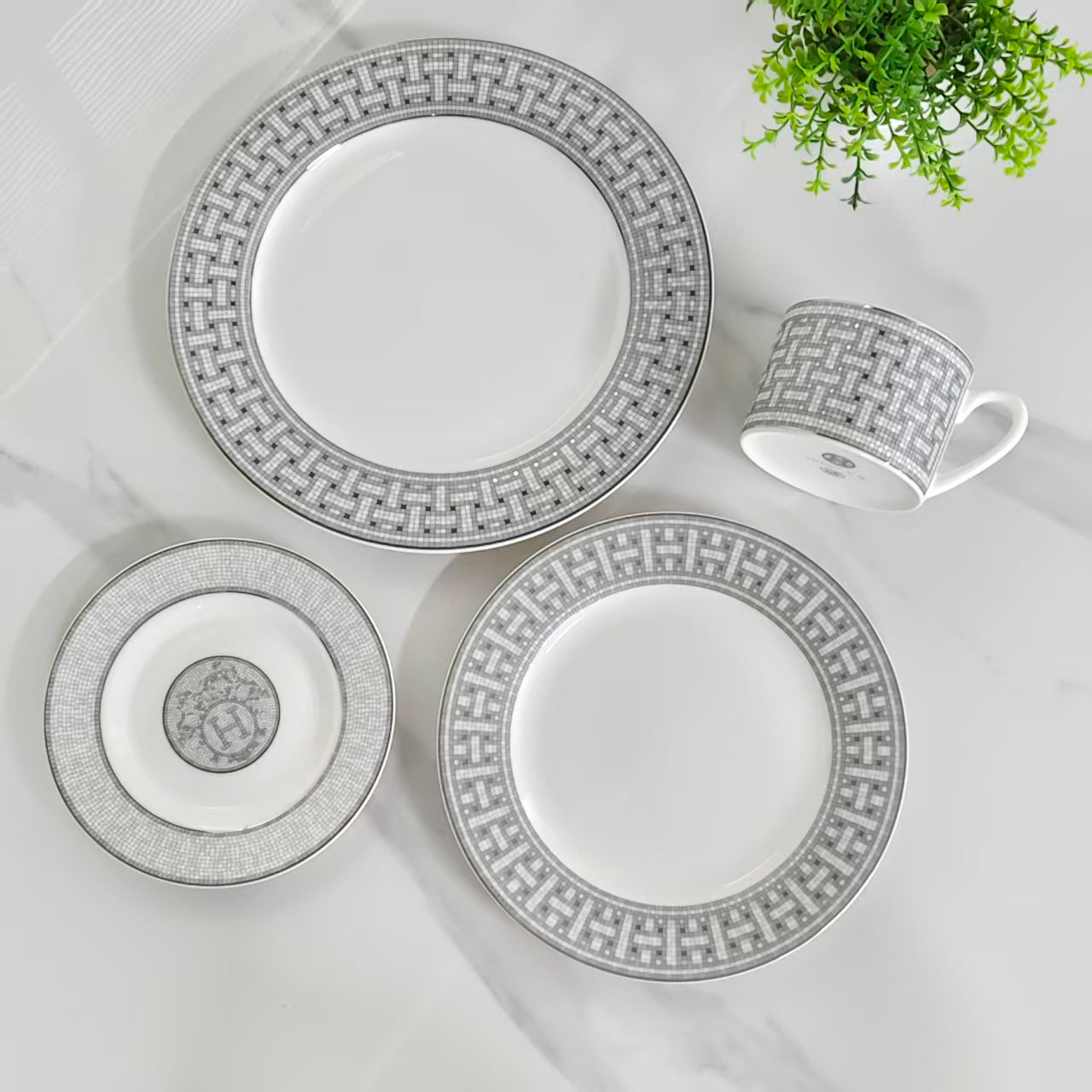 Nuovo Arrivo Set Tazza e Piattino da 4 Pezzi – "Carrozza Grigia Trainata da Cavalli"
