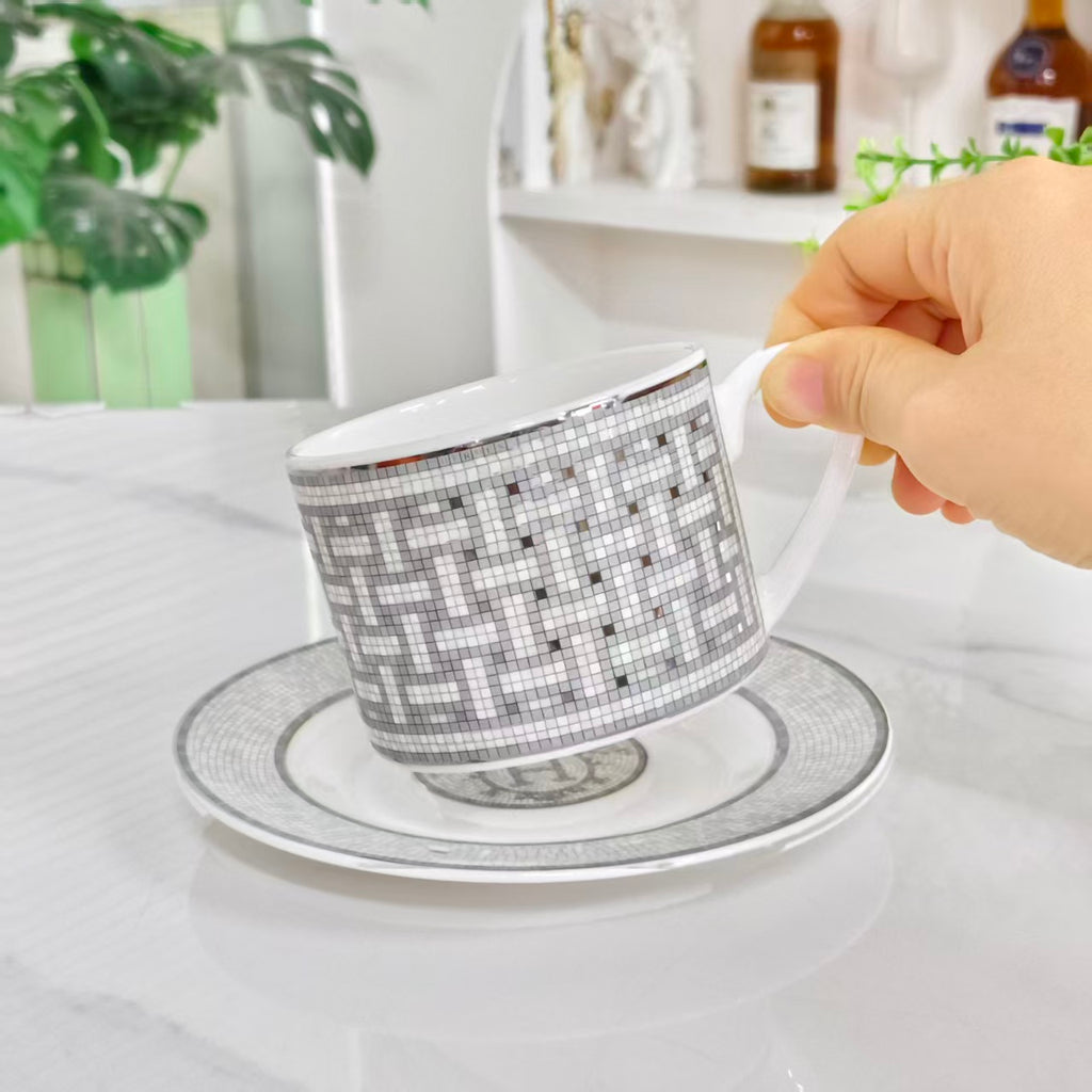Nuovo Arrivo Set Tazza e Piattino da 4 Pezzi – "Carrozza Grigia Trainata da Cavalli"