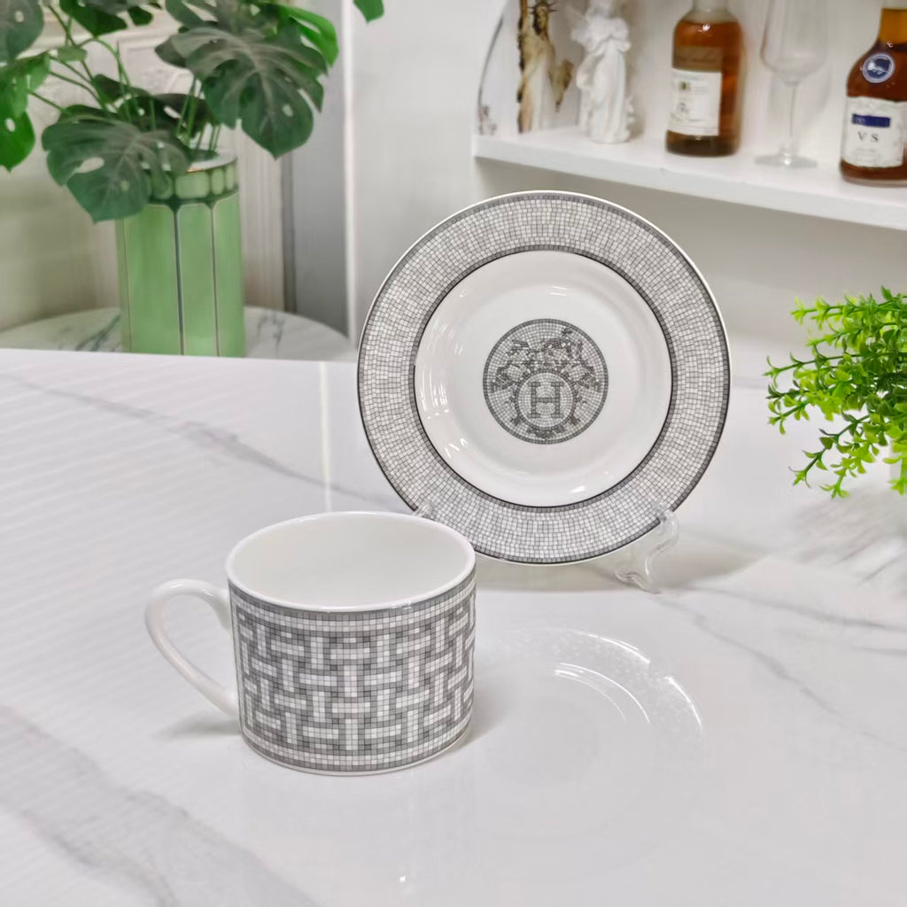 Cup and Saucer – Grey Horse-Drawn Carriage