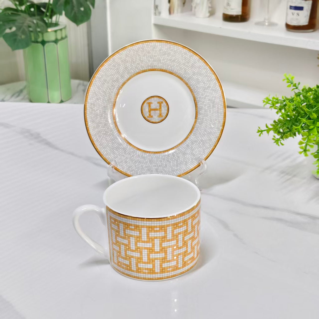 Cup and Saucer Set – Gold Horse-Drawn Carriage