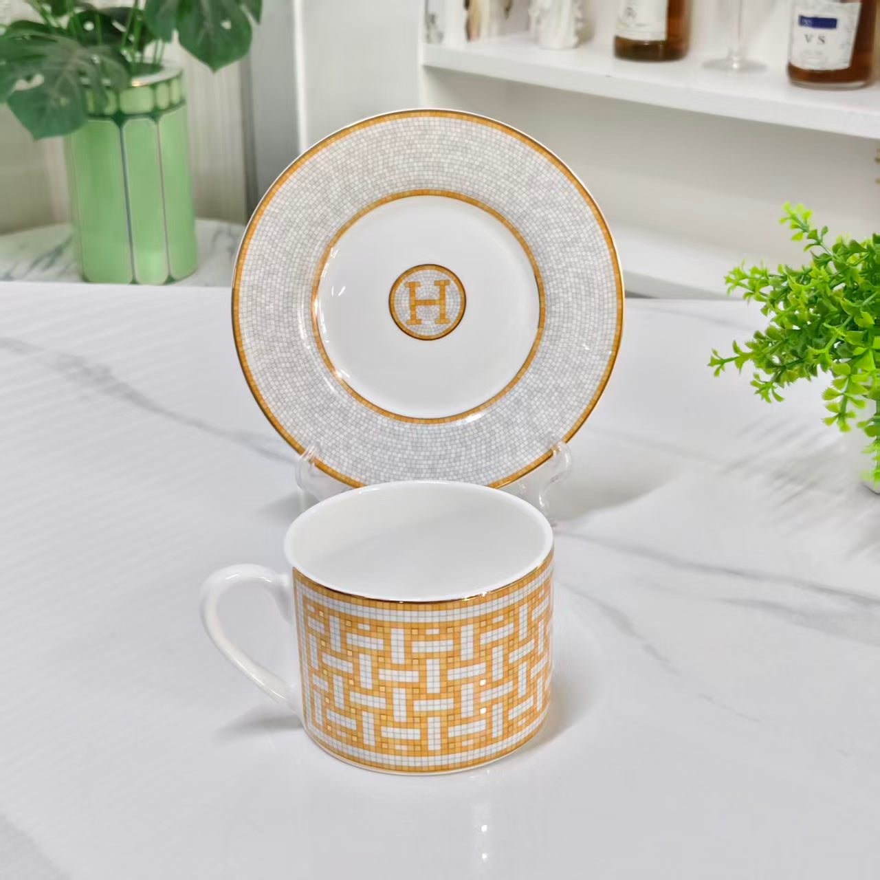 Cup and Saucer Set – Gold Horse-Drawn Carriage