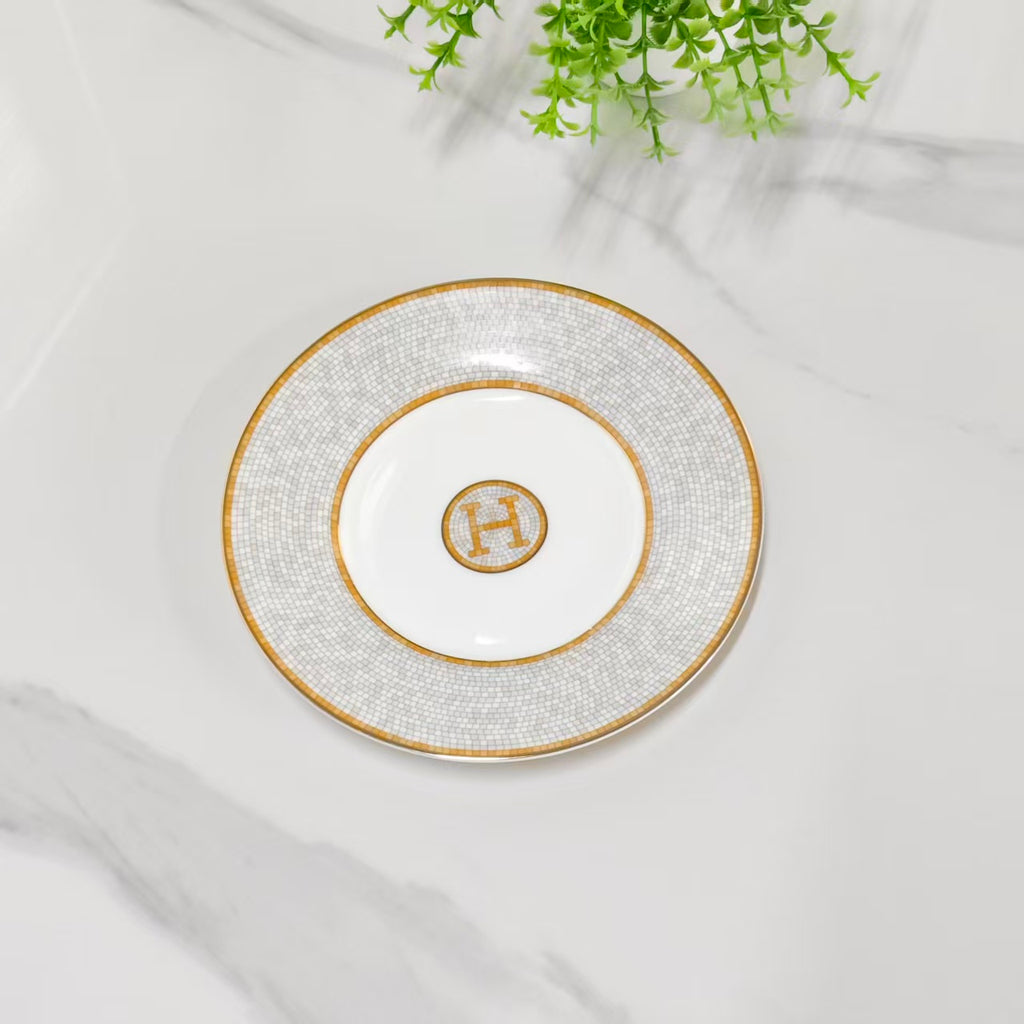 Cup and Saucer Set – Gold Horse-Drawn Carriage