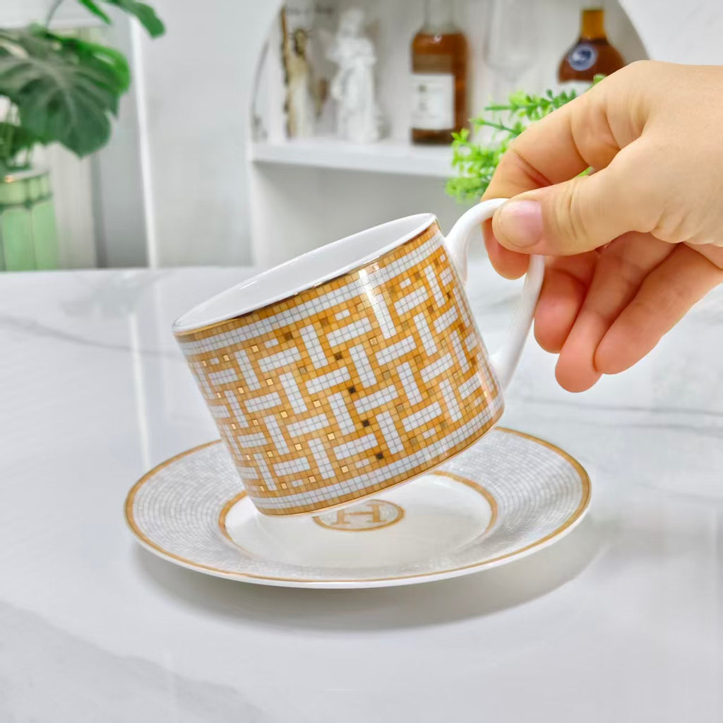 Cup and Saucer Set – Gold Horse-Drawn Carriage