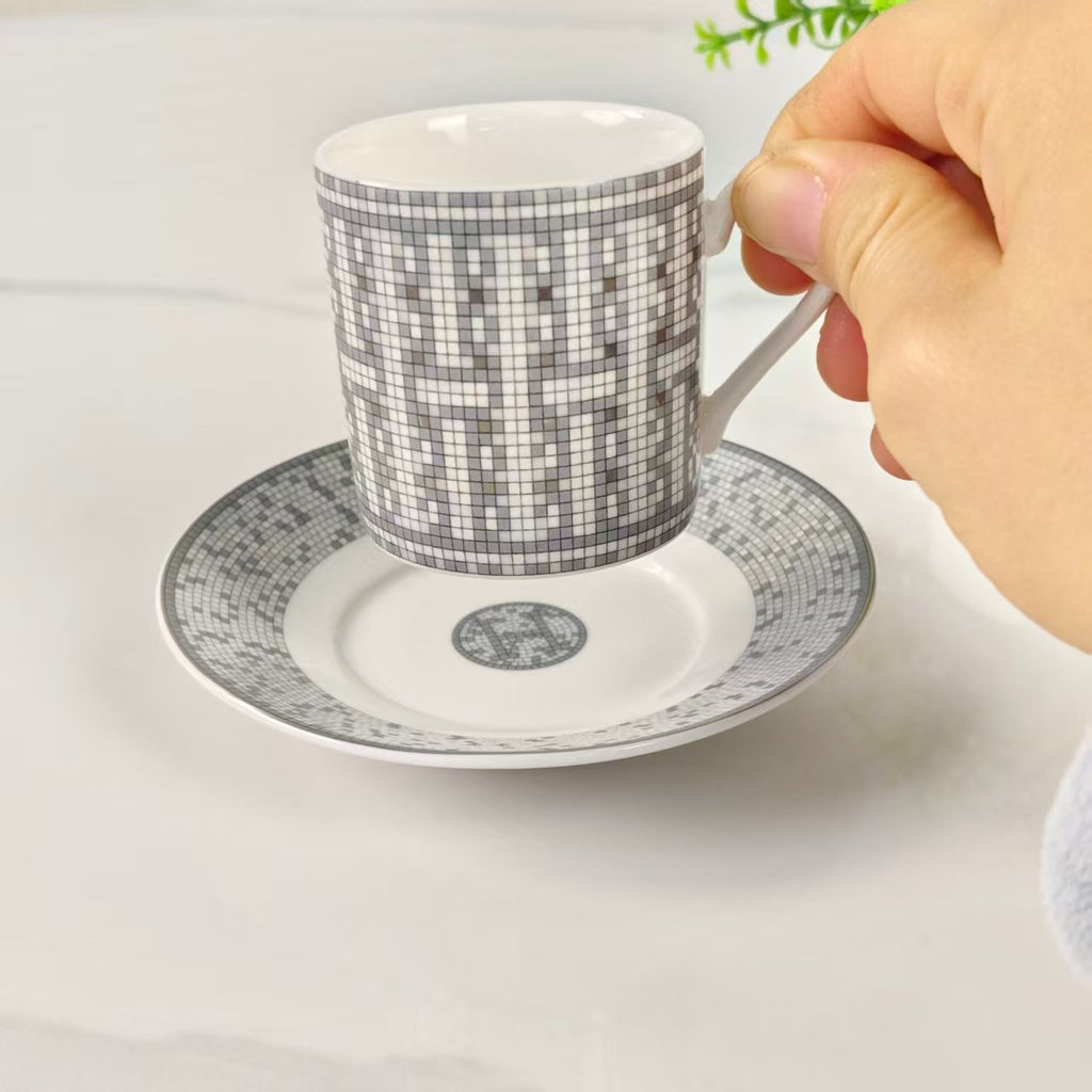 Nuovo Arrivo – [Set di 6 Tazzine da Caffè Espresso e Piattini] – Motivo a Strisce Verticali Carrozza a Cavalli Grigia