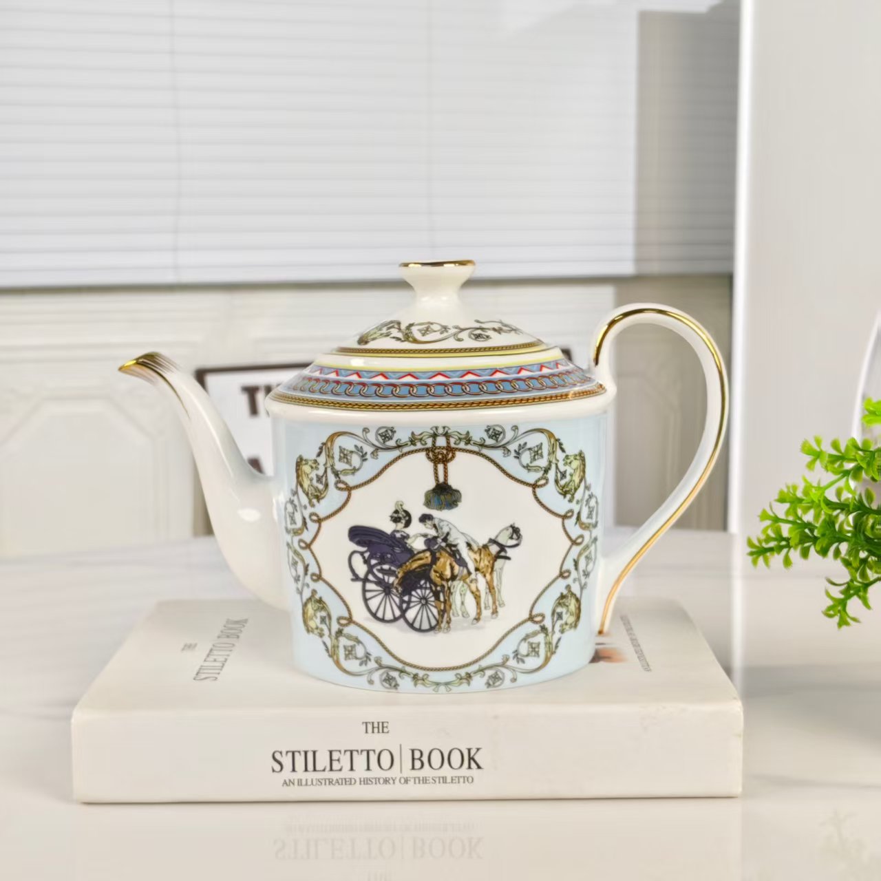 Nuovo Arrivo – "The Grande Dame" – Servizio da tè/caffè (1 teiera, 2 tazze e piattini)