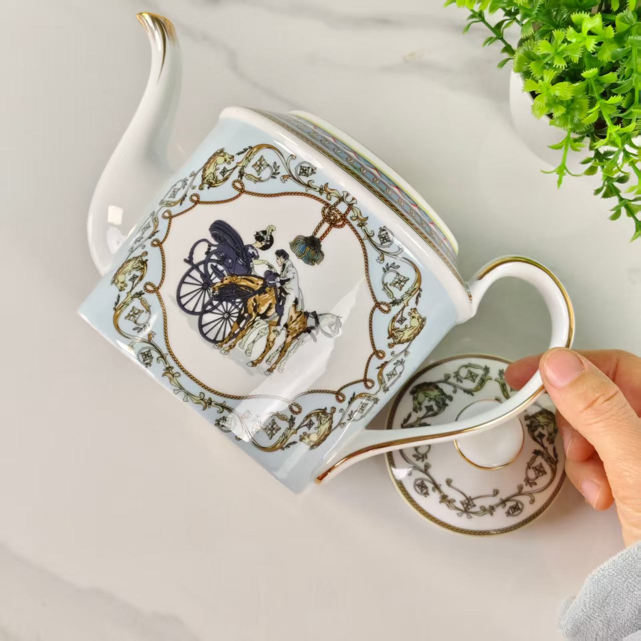 Nuovo Arrivo – "The Grande Dame" – Servizio da tè/caffè (1 teiera, 2 tazze e piattini)
