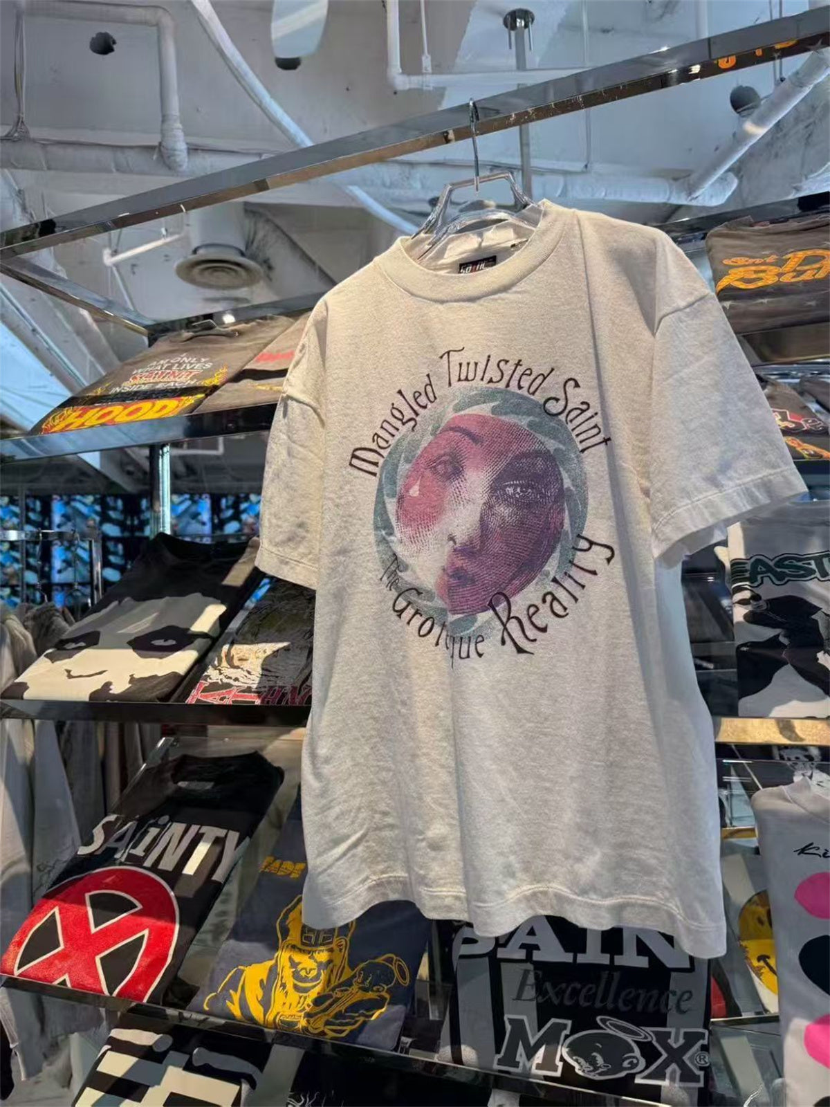 SAINT Mxxxxxx Light grey tubular T-shirt with a portrait print.