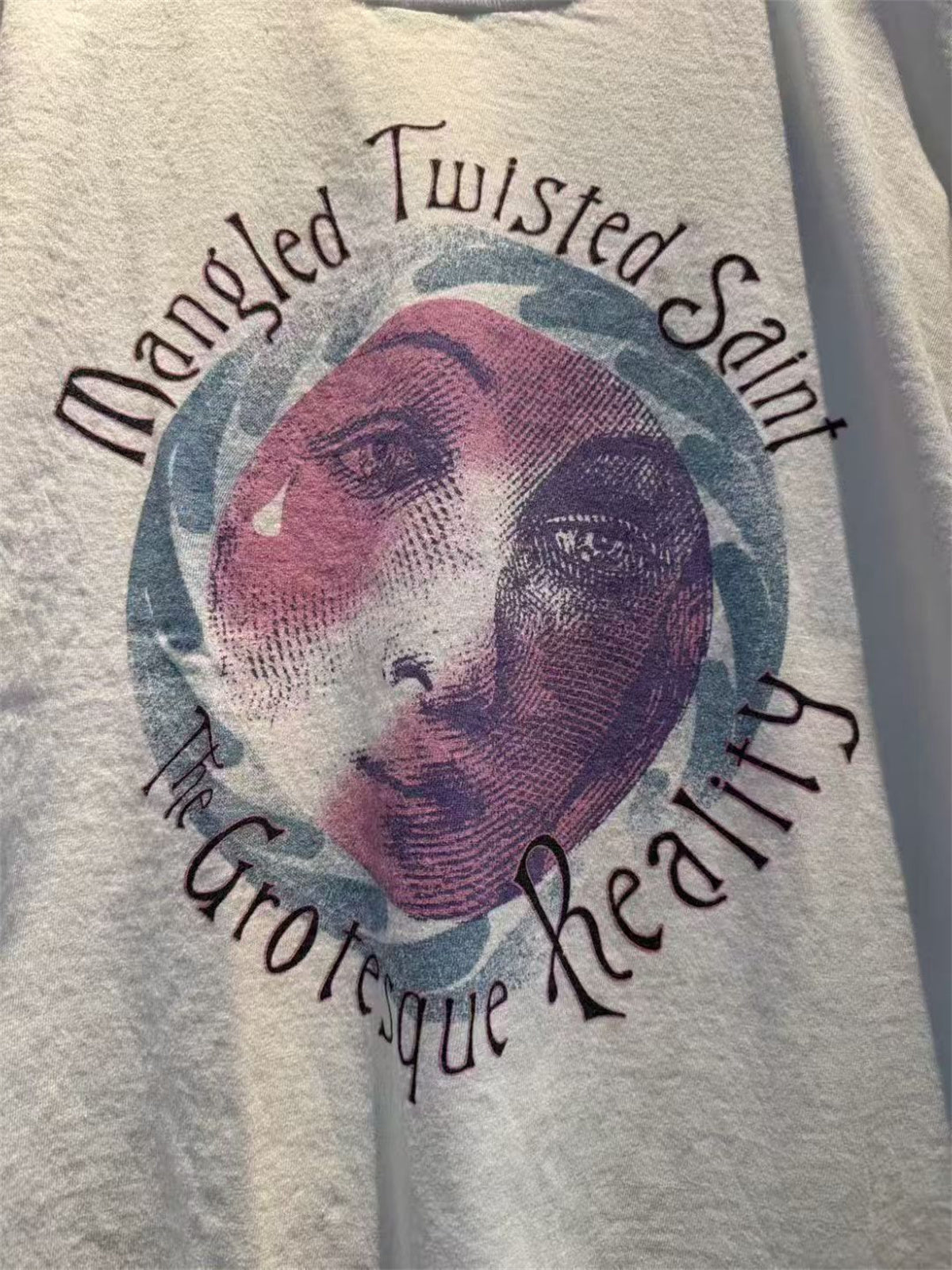 SAINT Mxxxxxx Light grey tubular T-shirt with a portrait print.