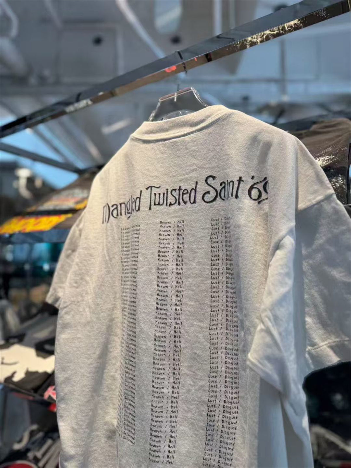 SAINT Mxxxxxx Light grey tubular T-shirt with a portrait print.