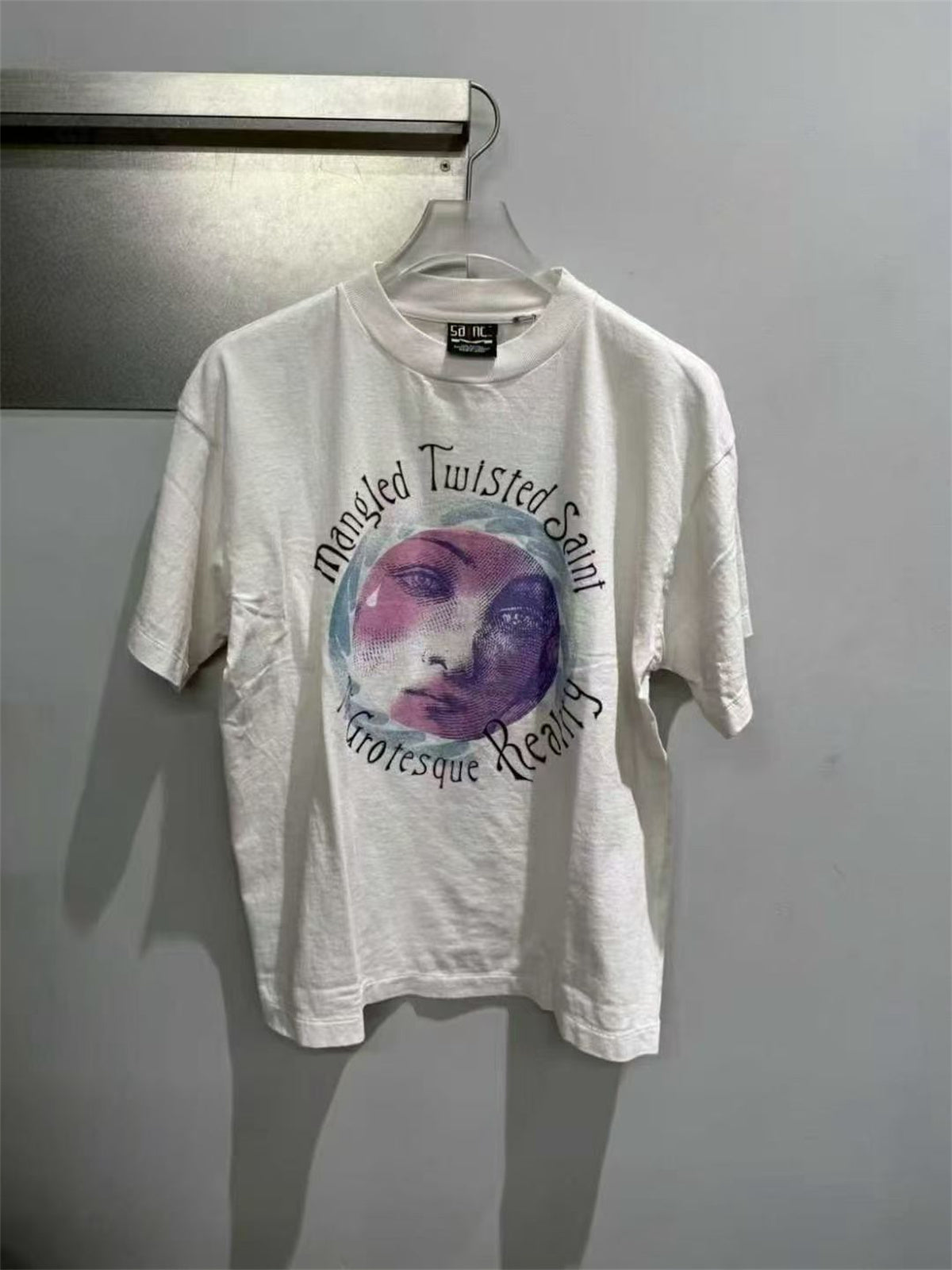 SAINT Mxxxxxx Light grey tubular T-shirt with a portrait print.