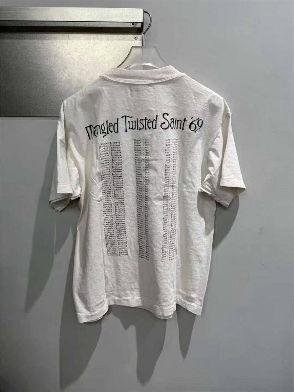 SAINT Mxxxxxx Light grey tubular T-shirt with a portrait print.