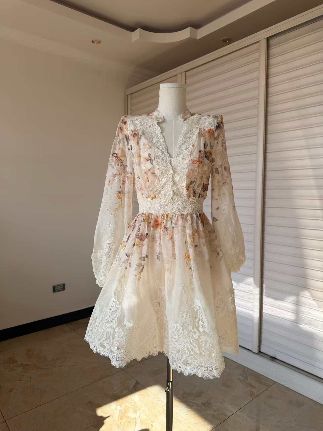 Kleider der Resort-Kollektion eines australischen Designers