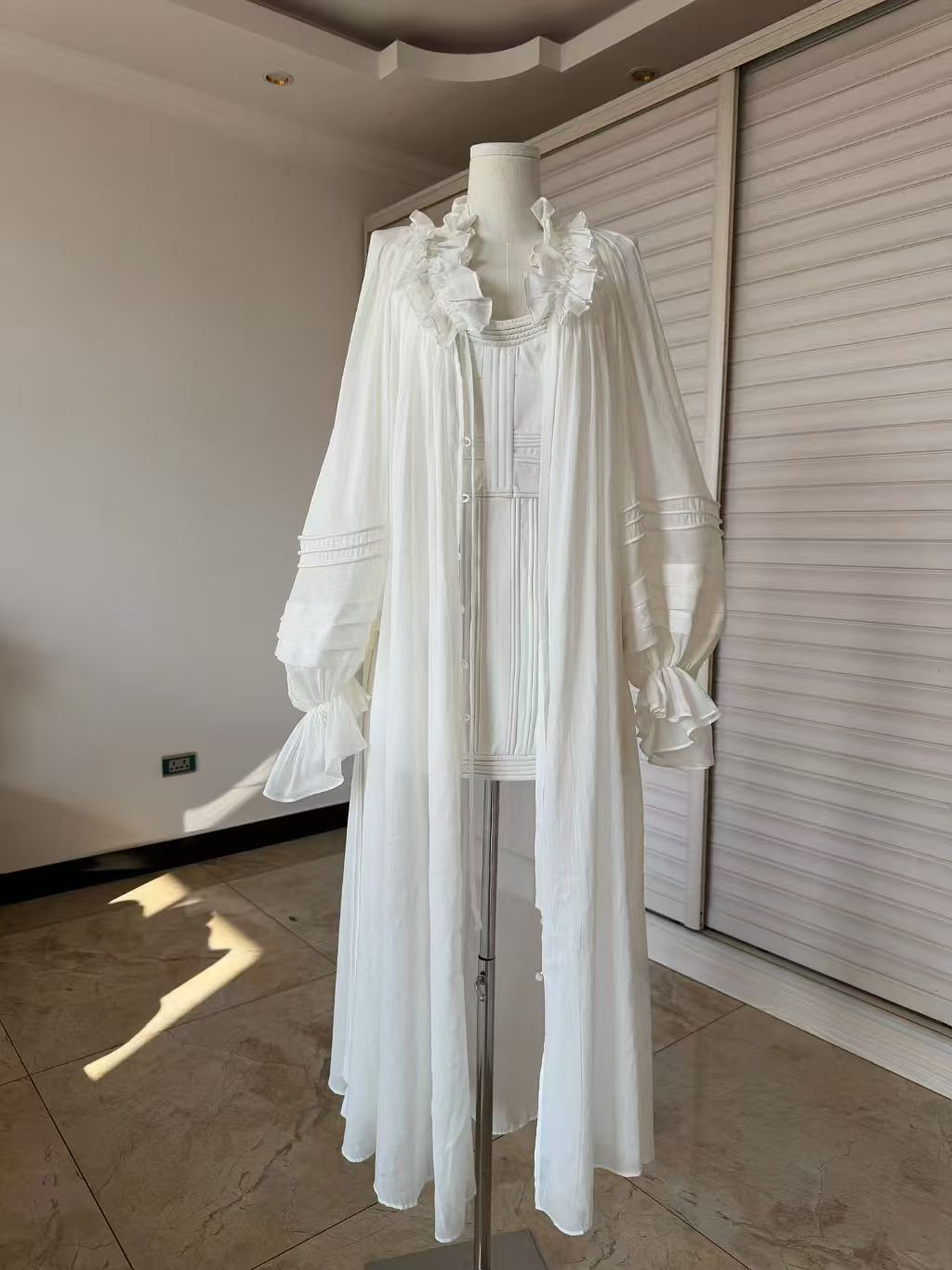 Kleider der Resort-Kollektion eines australischen Designers