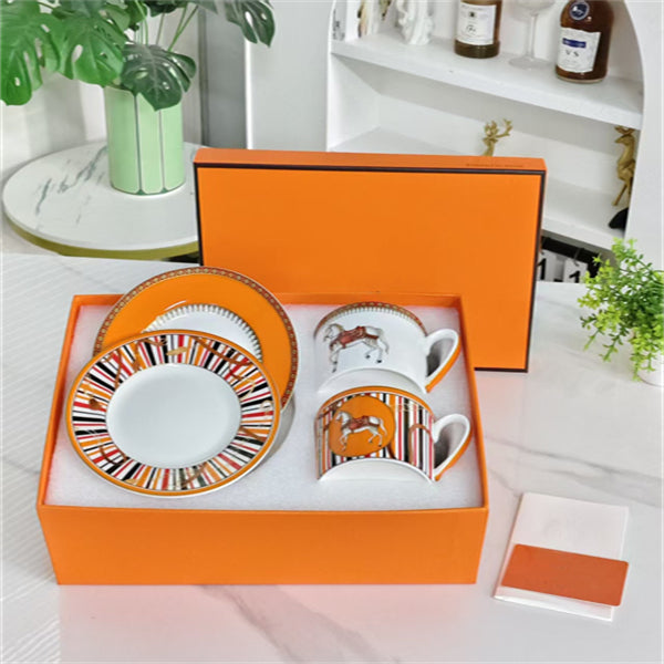 Tassen- und Untertassenset – orangefarbenes geometrisches Pferd (2er-Set)
