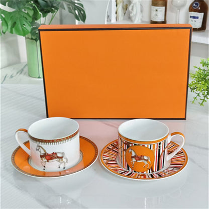Tassen- und Untertassenset – orangefarbenes geometrisches Pferd (2er-Set)