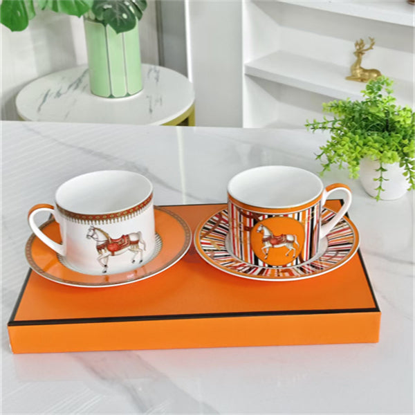 Tassen- und Untertassenset – orangefarbenes geometrisches Pferd (2er-Set)