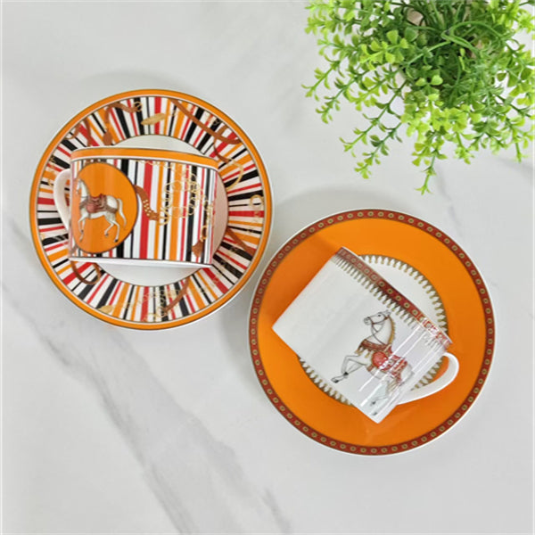 Tassen- und Untertassenset – orangefarbenes geometrisches Pferd (2er-Set)