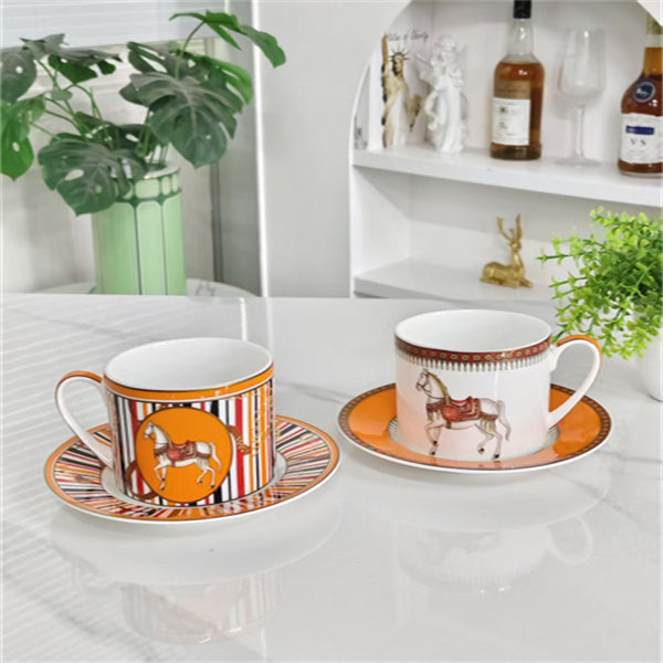 Tassen- und Untertassenset – orangefarbenes geometrisches Pferd (2er-Set)