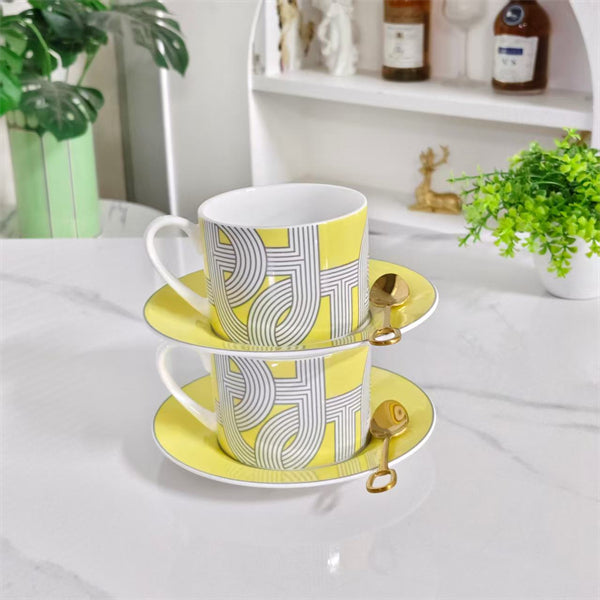 Tassen- und Untertassenset (Paar) – Inklusive passender Löffel – Design „Yellow Track“
