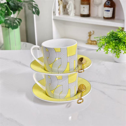 Tassen- und Untertassenset (Paar) – Inklusive passender Löffel – Design „Yellow Track“