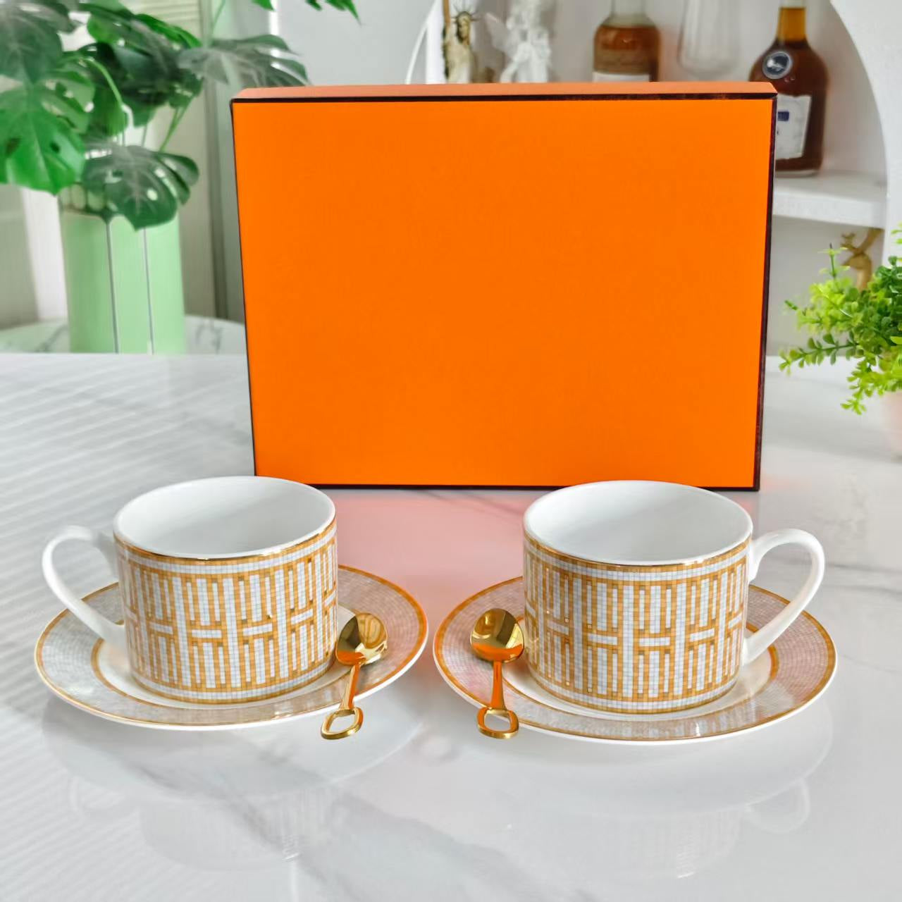 Tassen- und Untertassenset (zwei Tassen und zwei Untertassen + passende Löffel) – Goldene Pferdekutsche / Vertikal gestreiftes Muster