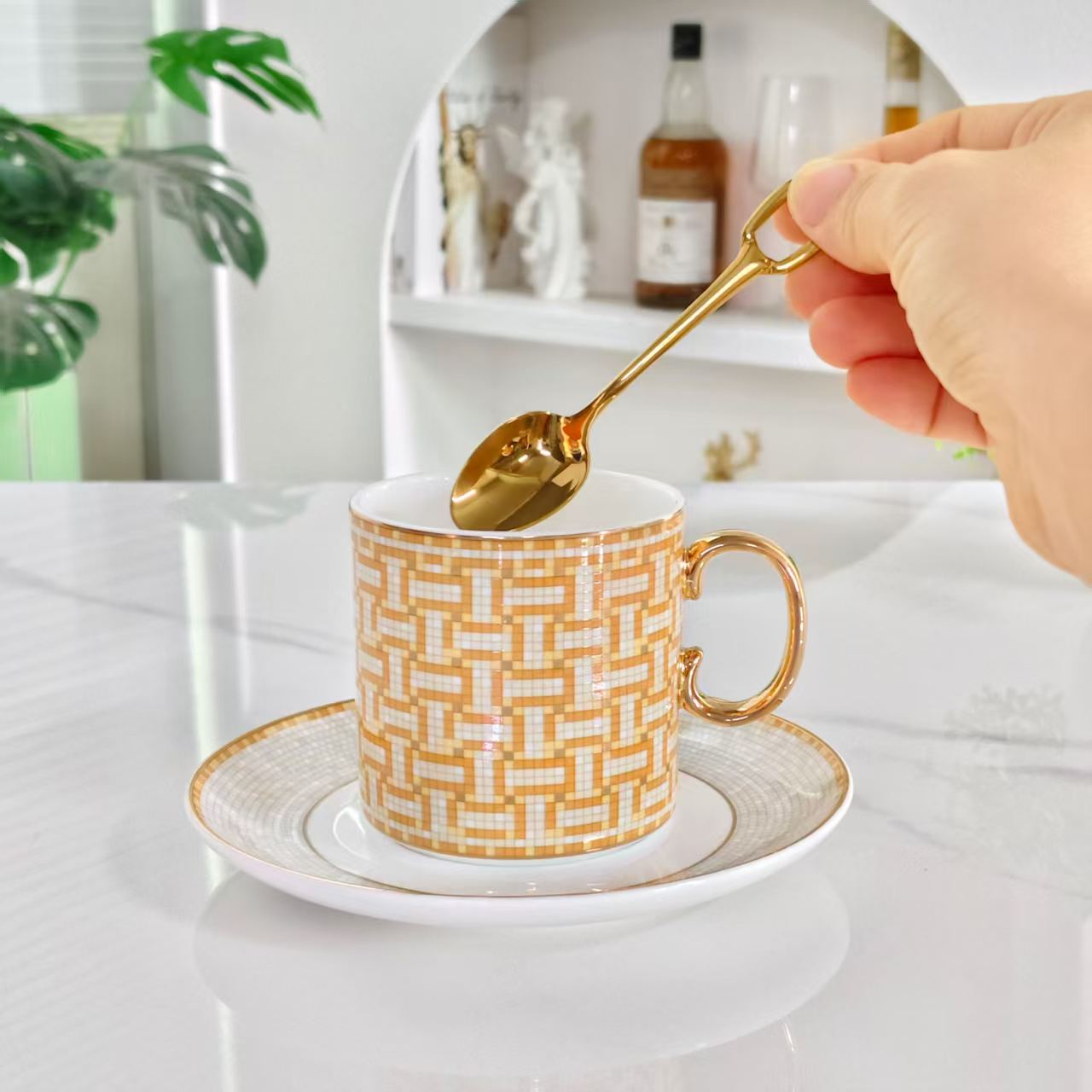 Tassen- und Untertassenset (Paar) – Inklusive passender Löffel; Design „Goldene Pferdekutsche“ (gerade Ausführung)
