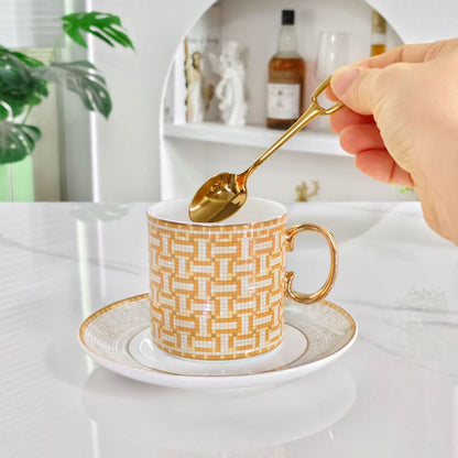 Tassen- und Untertassenset (Paar) – Inklusive passender Löffel; Design „Goldene Pferdekutsche“ (gerade Ausführung)