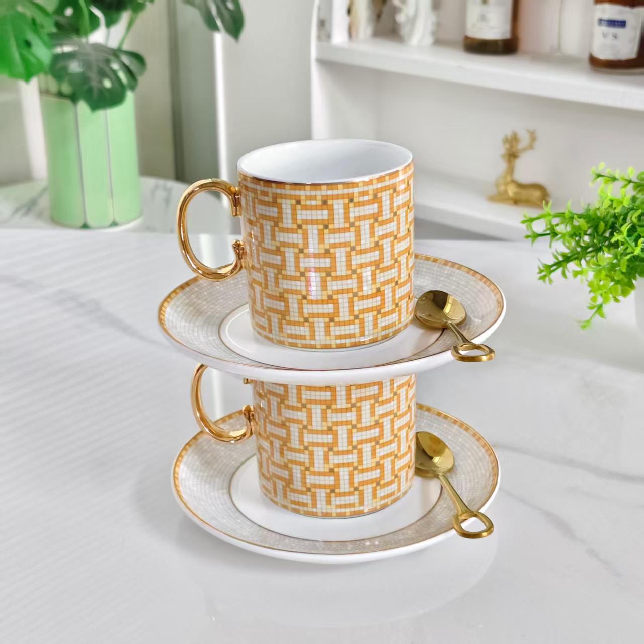 Tassen- und Untertassenset (Paar) – Inklusive passender Löffel; Design „Goldene Pferdekutsche“ (gerade Ausführung)