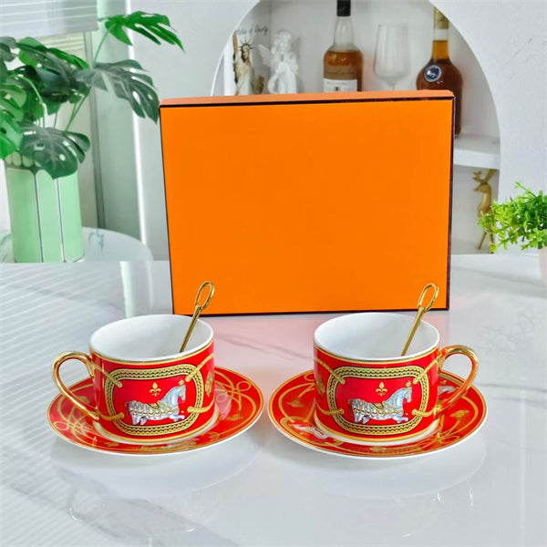 Set tazza e piattino (coppia) + cucchiaini originali – "Red Warhorse"