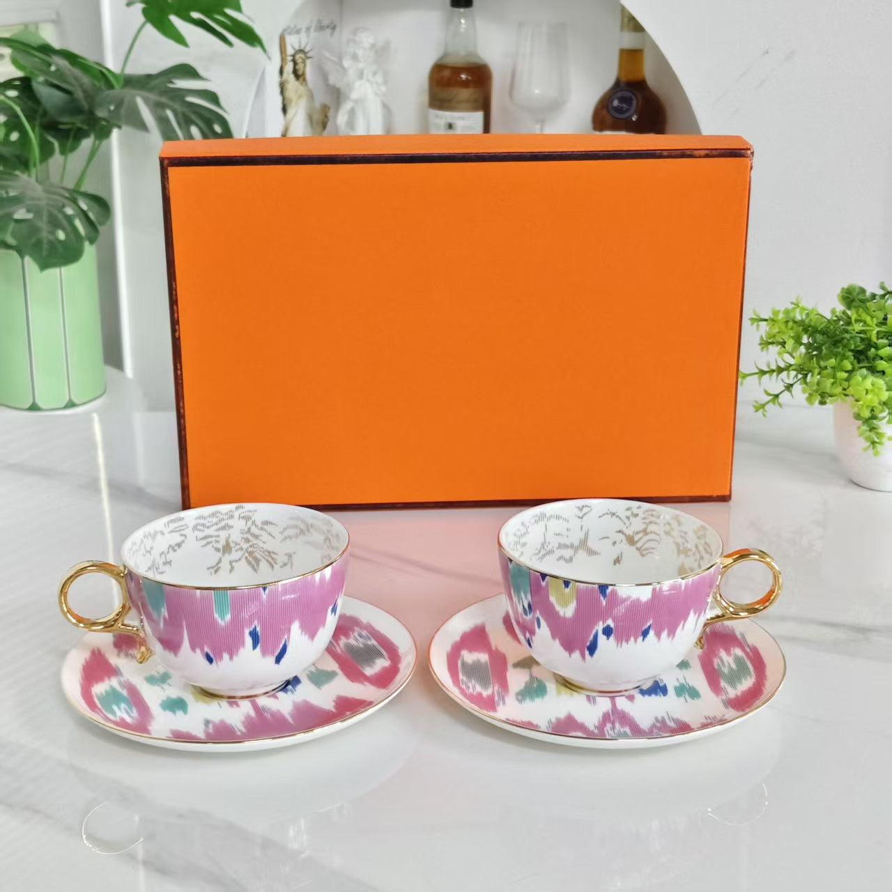 Set di tazze e piattini (coppia) con cucchiaini abbinati – "Cavallo da Guerra Arancione"