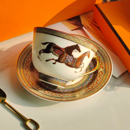 Tassen- und Untertassenset (Paar) mit passenden Löffeln – „Orange Warhorse“