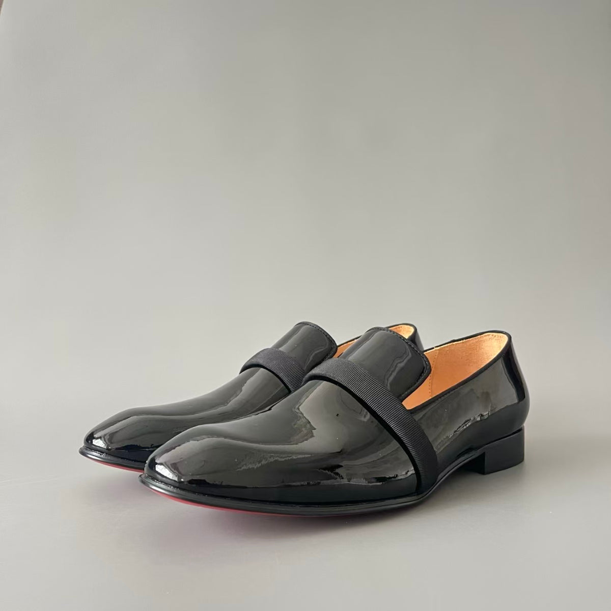CL 【Red Sole】Cowhide Leather Loafers – Round-Toe, Slip-On, Comfortable & Sophisticated