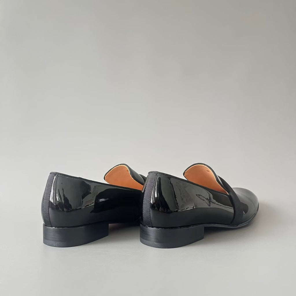CL 【Red Sole】Cowhide Leather Loafers – Round-Toe, Slip-On, Comfortable & Sophisticated