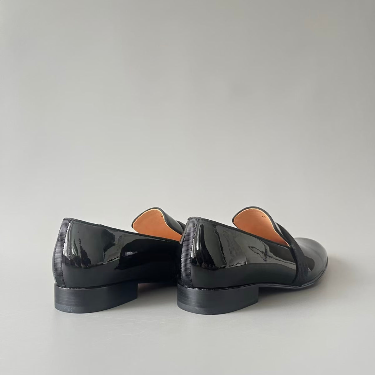CL 【Red Sole】Cowhide Leather Loafers – Round-Toe, Slip-On, Comfortable & Sophisticated