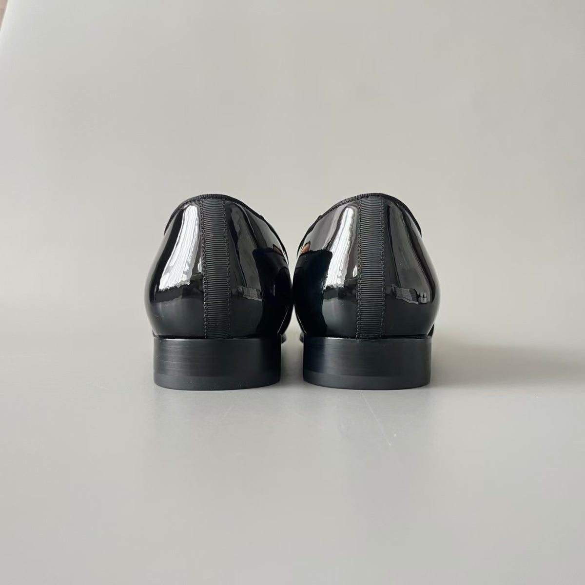 CL 【Red Sole】Cowhide Leather Loafers – Round-Toe, Slip-On, Comfortable & Sophisticated