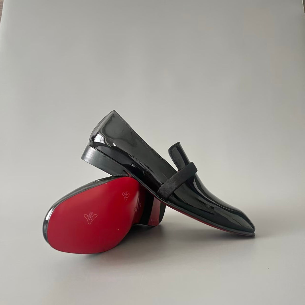 CL 【Red Sole】Cowhide Leather Loafers – Round-Toe, Slip-On, Comfortable & Sophisticated
