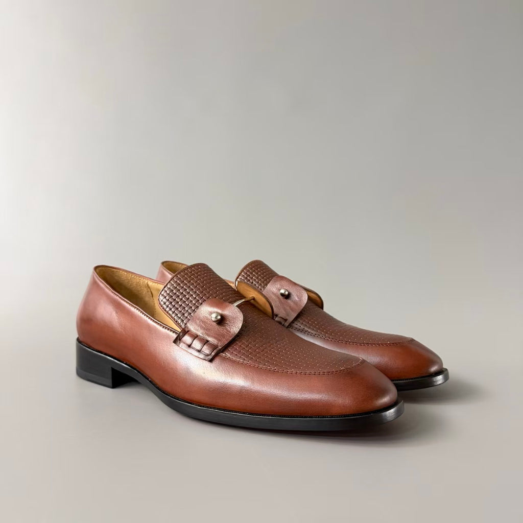 CL 【Suola Rossa】Mocassini in pelle di vitello intrecciata e testurizzata – Punta tonda, modello slip-on – Uomo – Marrone.