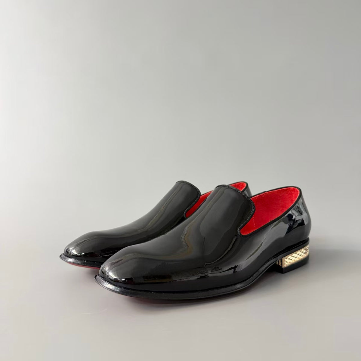 CL 【Red Sole】Men's Black Leather Loafers – Round-Toe, Slip-On, Comfortable & Sophisticated.