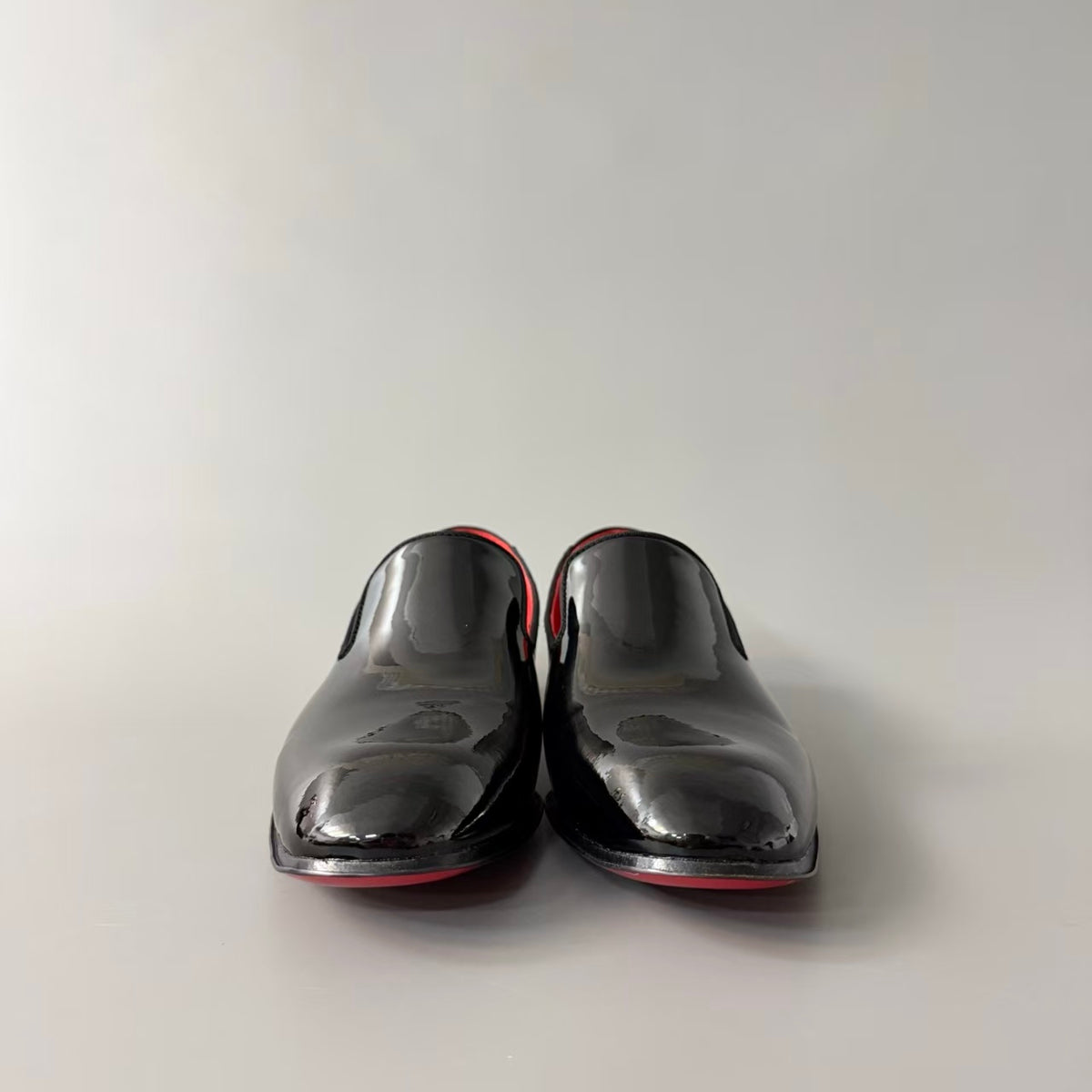 CL 【Red Sole】Men's Black Leather Loafers – Round-Toe, Slip-On, Comfortable & Sophisticated.