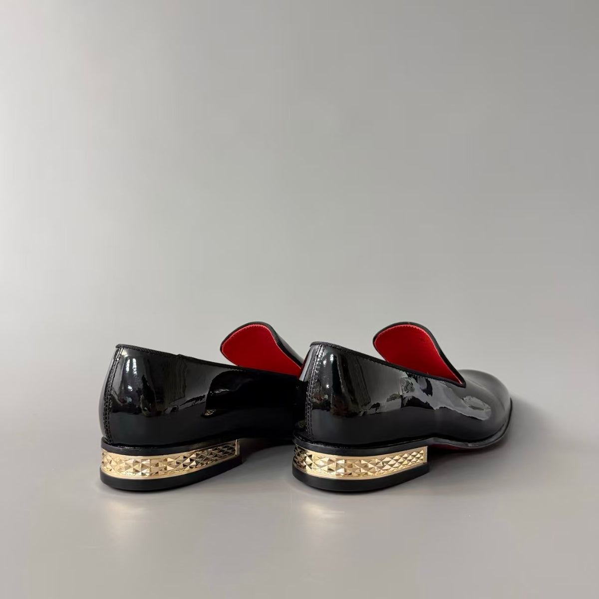 CL 【Red Sole】Men's Black Leather Loafers – Round-Toe, Slip-On, Comfortable & Sophisticated.