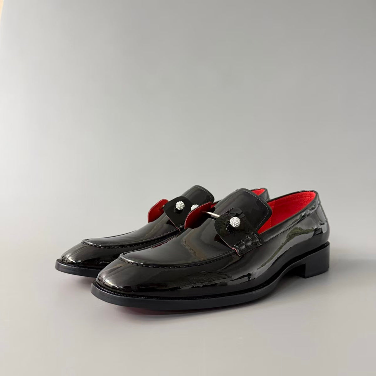 CL 【Red Sole】Men's Black Leather Loafers – Round-Toe, Slip-On, Comfortable & Sophisticated.