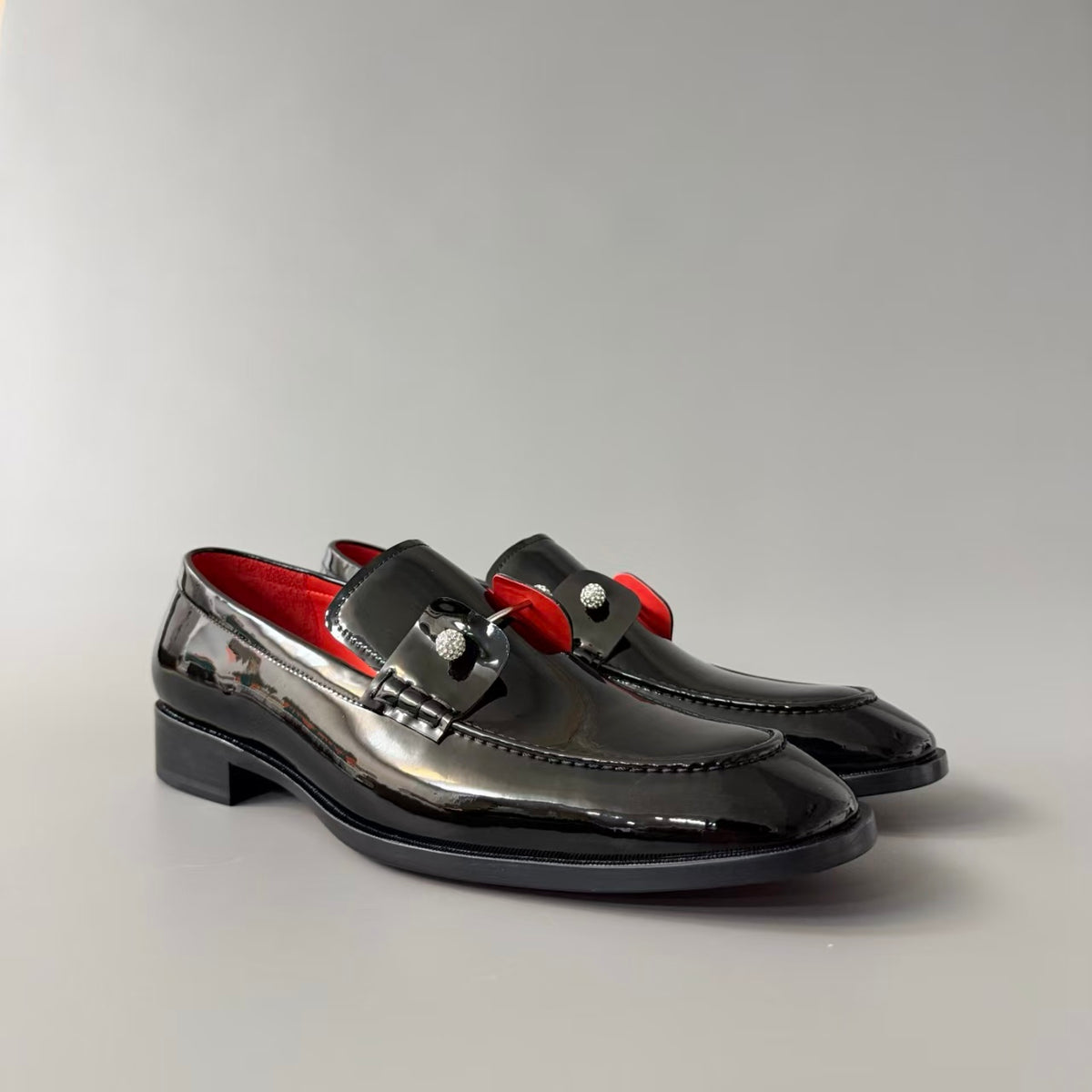 CL 【Red Sole】Men's Black Leather Loafers – Round-Toe, Slip-On, Comfortable & Sophisticated.