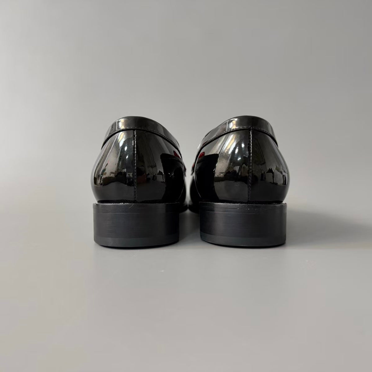 CL 【Red Sole】Men's Black Leather Loafers – Round-Toe, Slip-On, Comfortable & Sophisticated.