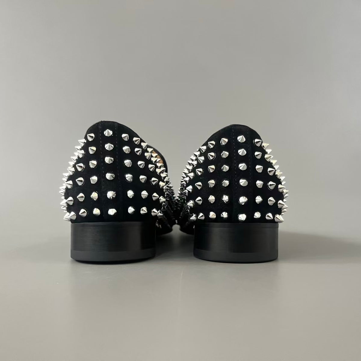 CL 【Red Sole】Eleganti slip-on casual da uomo con borchie, nere.