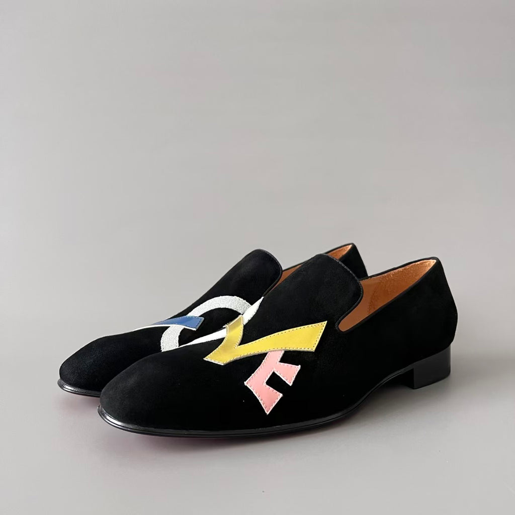 CL 【Suola Rossa】Mocassini da uomo in camoscio nero – Modello slip-on a punta tonda, sinonimo di comfort e raffinatezza.