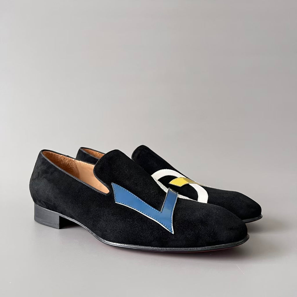 CL 【Suola Rossa】Mocassini da uomo in camoscio nero – Modello slip-on a punta tonda, sinonimo di comfort e raffinatezza.