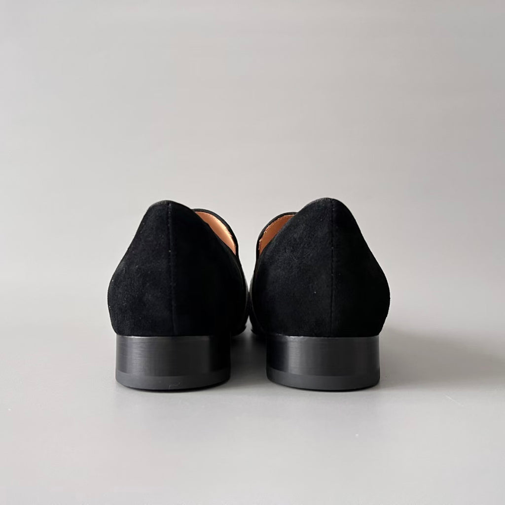 CL 【Suola Rossa】Mocassini da uomo in camoscio nero – Modello slip-on a punta tonda, sinonimo di comfort e raffinatezza.